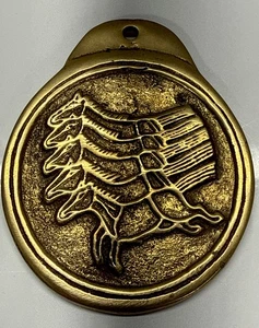Medalla medallón de latón 5 caballos en un lado, 1965 en el otro lado - Imagen 1 de 4