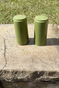 Juego de coctelera de sal y pimienta de plástico MCM verde aguacate elegante kitsch años 70 - Imagen 1 de 5