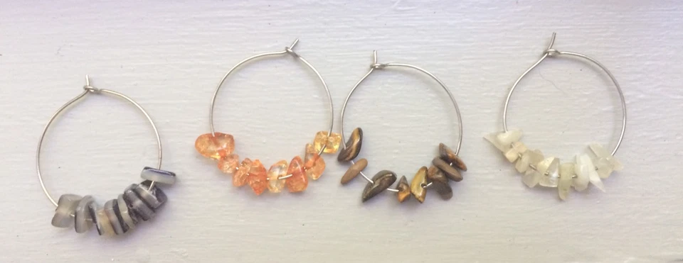 Dijes de copa de vino hechos a mano con hermosas piedras paquete de 4  Foto 1 de 4