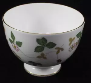 Wedgwood WILD STRAWBERRY Footed Open Sugar Bowl R4406 Bone China GREAT CONDITION - Picture 1 of 6
