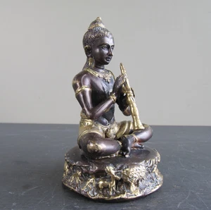 Músico tailandés culpa de bronce tocando una flauta - Imagen 1 de 9