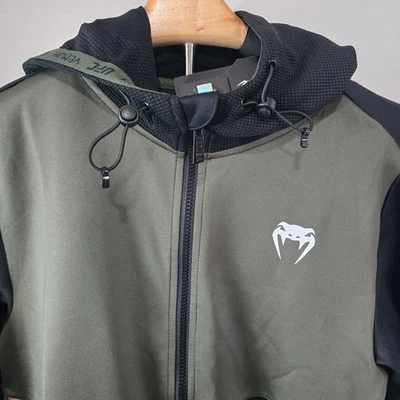 Chaqueta con Capucha UFC X Venum Para Hombre Fight Week Adrenaline Cremallera Completa Caqui Bronce S Foto 1 de 4