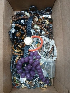 2.14 Lbs Unsearched Jewelry Lot Avon And More Others - Picture 1 of 9