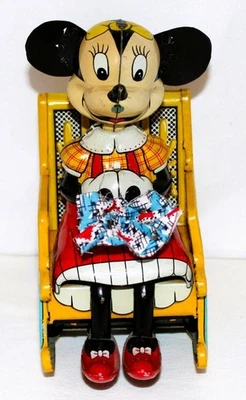 20 世纪 50 年代迪士尼“KNITTING MINNIE MOUSE IN ROCKING CHAIR”锡玩具-工作 — 第 1/4 张图片