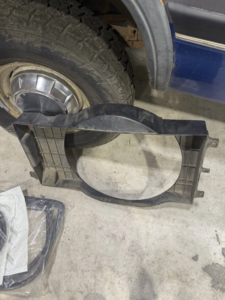 Cubierta del ventilador de refrigeración Cummins 89-91 Dodge Ram 5,9 L 12 V sin intercooler D350 W250 Foto 1 de 2