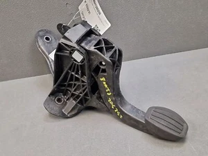 Pédale embrayage caoutchouc - Peugeot 208 II / 2008 II - 9824262180 - Imagen 1 de 3