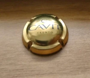 CAVIT TRENTO- CAPSULA DEL TAPPO BOTTIGLIA DI SPUMANTE CHAMPAGNE X COLLEZIONE - Picture 1 of 3