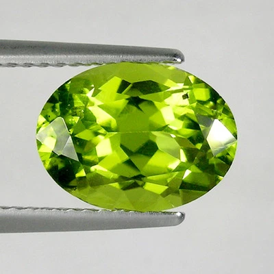 3.00 ct  BEST GRADE LUSTROUS -  NICE GREEN   NATURAL PERIDOT  Oval - 3486 LOT - Image 1 of 2