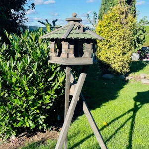 DARLUX Vogel Futter Haus L Futterstelle Sechseck Vogelhaus+ Ständer Braun/ Grün - Bild 1 von 5