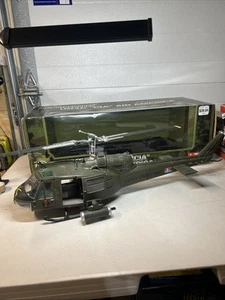 Ultimate Soldier Motorworks UH-1C CIA Air America 1:18 Huey elicottero verde NUOVO - Foto 1 di 10
