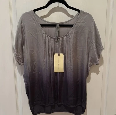 Blusa para mujer Raquel Allegra pequeña gris seda y negra Ombré Foto 1 de 4