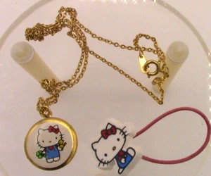 Sanrio Vintage Hello Kitty Medaillon Halskette und Pferdeschwanz Halter 1976 Japan - Bild 1 von 3