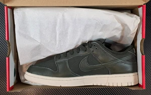 Taglia 9 Nike Uomo Dunk Low Retro PRM Sneakers Sequoia, Stile # DZ2538-300 - Foto 1 di 14