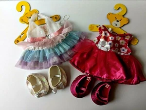 Build A Bear Paket mit 6 Kleidern mit passenden Schuhen & Kleiderbügeln  - Bild 1 von 12