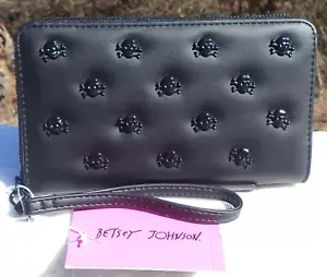 Betsey Johnson SKULL & CROSSBONE Studded BLACK Zip Around WRISTLET Wallet NEW - Picture 1 of 7