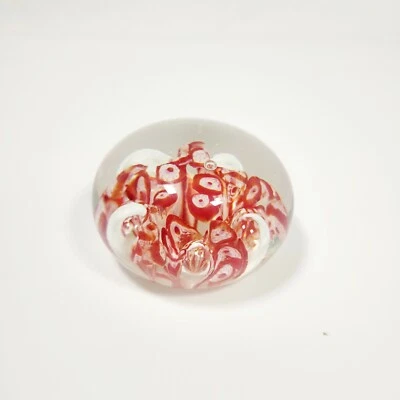 Pisapapeles de vidrio artístico vintage rojo y blanco remolinos fondo liso soplado a mano Foto 1 de 4