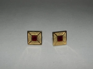 Gemelos cuadrados en tono dorado para hombre de mediados de siglo con inserto cuadrado de vidrio rojo - Imagen 1 de 2