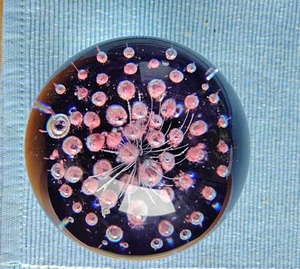 Fermacarte in vetro artistico con bolle controllate trasparenti e rosa e base blu fatto a mano - Foto 1 di 6