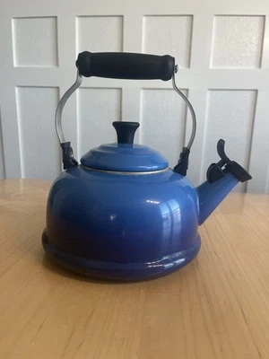 Tetera Le Creuset de acero esmaltado de 1,7 cuartos de galón azul ombre  Foto 1 de 4