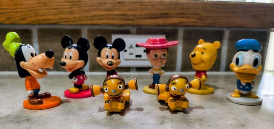 Vintage KELLOGGS BOBBLE HEADS Toy Lot Of 6 Collectible Toys And 2 Other Toys  - Image 1 of 4