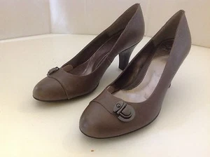 Sofft Vitero Taupe Grey New 8 1/2 M Shoes Closed Toe Leather Heel Pump Kitten - Foto 1 di 8