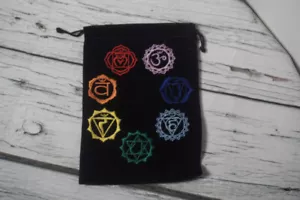 Bolsa de cartas del tarot de terciopelo sin forrar negra bordada 7 chakras, 5x7" pulgadas - Imagen 1 de 1