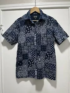 Camicia bandana blu Dogg Supply By Snoop Dogg con bottoni manica corta usata in ottime condizioni - Foto 1 di 4