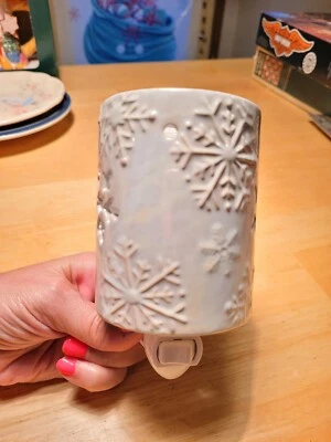 Snowflake Plug In Candleless Warmer and Night Light Intertek Ceramic 15W, No Top - Image 1 of 4