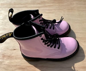 DR MARTENS Air Wair scarpe in pelle verniciata stivali con cerniera 1460 bambini rosa TAGLIA US 10 - Foto 1 di 10