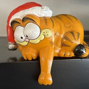 Garfield 1981 Weihnachtsstrumpf Aufhänger trägt Nikolausmütze mit Hakenarm - Bild 1 von 9