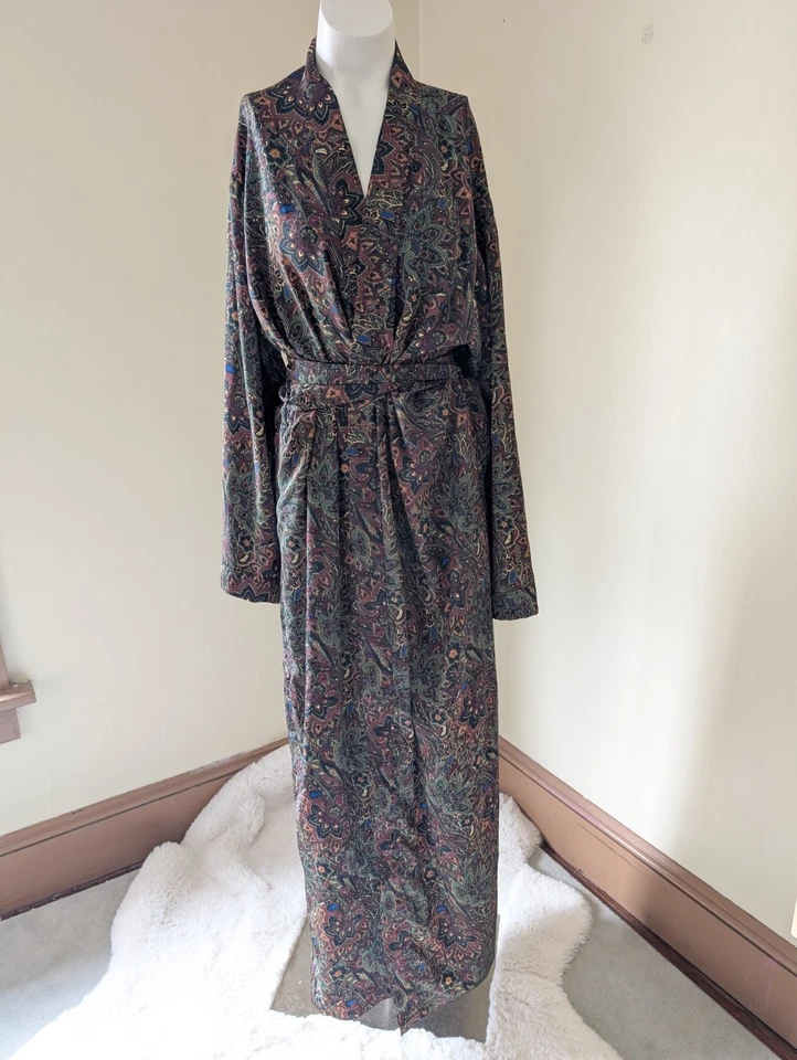 Bata larga XXL vintage años 70 estampado de flores satinadas ciruela caprichosa hecha a mano Foto 1 de 4