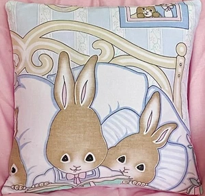 Cojín Bunny Bedtime Story Print Playroom Baby Nursery niño Juegos Dormitorio 14" - Imagen 1 de 6