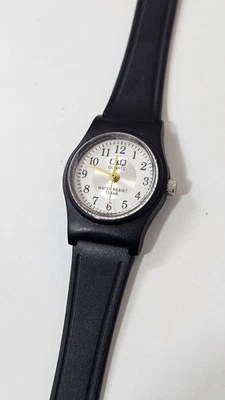 Reloj de cuarzo asequible Q&Q - aspecto clásico, resistencia al agua de 10 barras, correa negra Foto 1 de 4