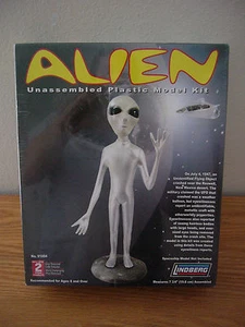" ALIEN " 7 3/4'' TALL MODEL FACTORY SEALED BRAND NEW LINDBERG - Picture 1 of 6