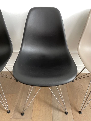 EAMES Molded Plastic Side Chair in black Cover
