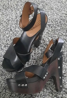 Tacón de cuña Guess Lopran de cuero negro para mujer 7M Foto 1 de 4