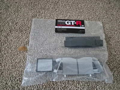 1/8 SCALE EAGLEMOSS BUILD YOUR OWN THE NISSAN R35 GT-R CAR ISSUE 10 - Image 1 of 3