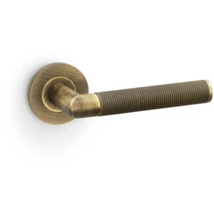 SOLID BRASS Knurled Door Handle Set - Antique Brass Mitred Lever On Round Rose - Picture 1 of 2