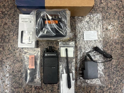 Motorola Mototrbo XPR3300e UHF 403-512MHz Digital Portable Radio AAH02RDC9VA1AN - Image 1 of 4