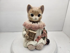 Tarro de galletas vintage para gatos Emily arrodillado sosteniendo un libro Japón - Imagen 1 de 12