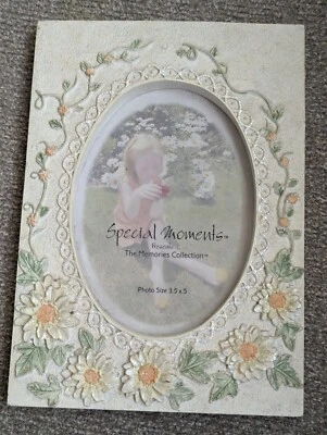 Кремовая фоторамка Special Moments с персиковыми цветами подходит для фото размера 3,5 дюйма x 5 дюймов - Изображение 1 из 3