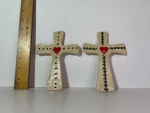 2 cruces de cerámica esmaltada con corazón colgante - Imagen 1 de 3