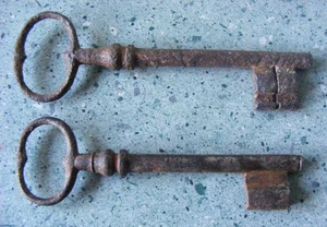 2 GROSSE ANTIKE RUSTIKALE FRANZÖSISCHE EISEN TÜRSCHLOSS SCHLÜSSEL 14cm & 12,5cm LANG - Bild 1 von 4