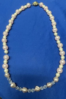 Perla sintética de 26" y cristal iridiscente sintético con cierre magnético dorado  Foto 1 de 4