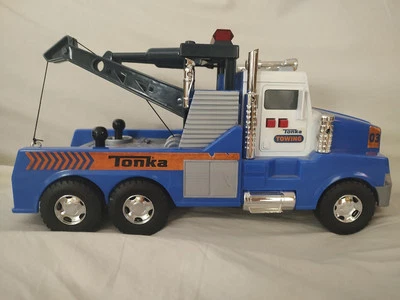 Bonita grúa de remolque Tonka de segunda mano con cabrestante eléctrico + luces intermitentes + bocina Foto 1 de 4