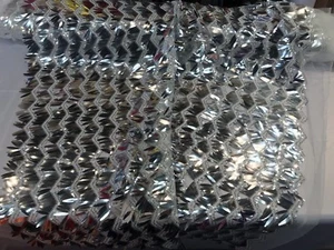 Ricamo a zigzag in argento con paillettes pendenti su pizzo a rete - Foto 1 di 11
