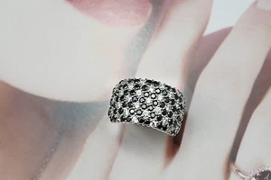 925 Sterling Silver Elegant Black& White High Quality Cubic Zirconia Ring Size 7 - Picture 1 of 5