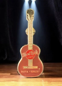 Hard Rock Cafe Rota Spain Gitarre Pinback Akustik Look braun  - Bild 1 von 7