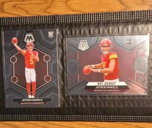 LOTTO 2 CARD JAYDEN DANIELS ROOKIE CARD MOSAIC CHROME FOIL PANINI COMMANDERS ROTY - Foto 1 di 6