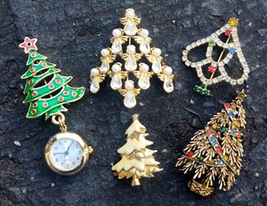 5 Vintage Christmas Tree Brooch Lot Rhinestones Enamel Art Nina Ricci Danecraft - Picture 1 of 12